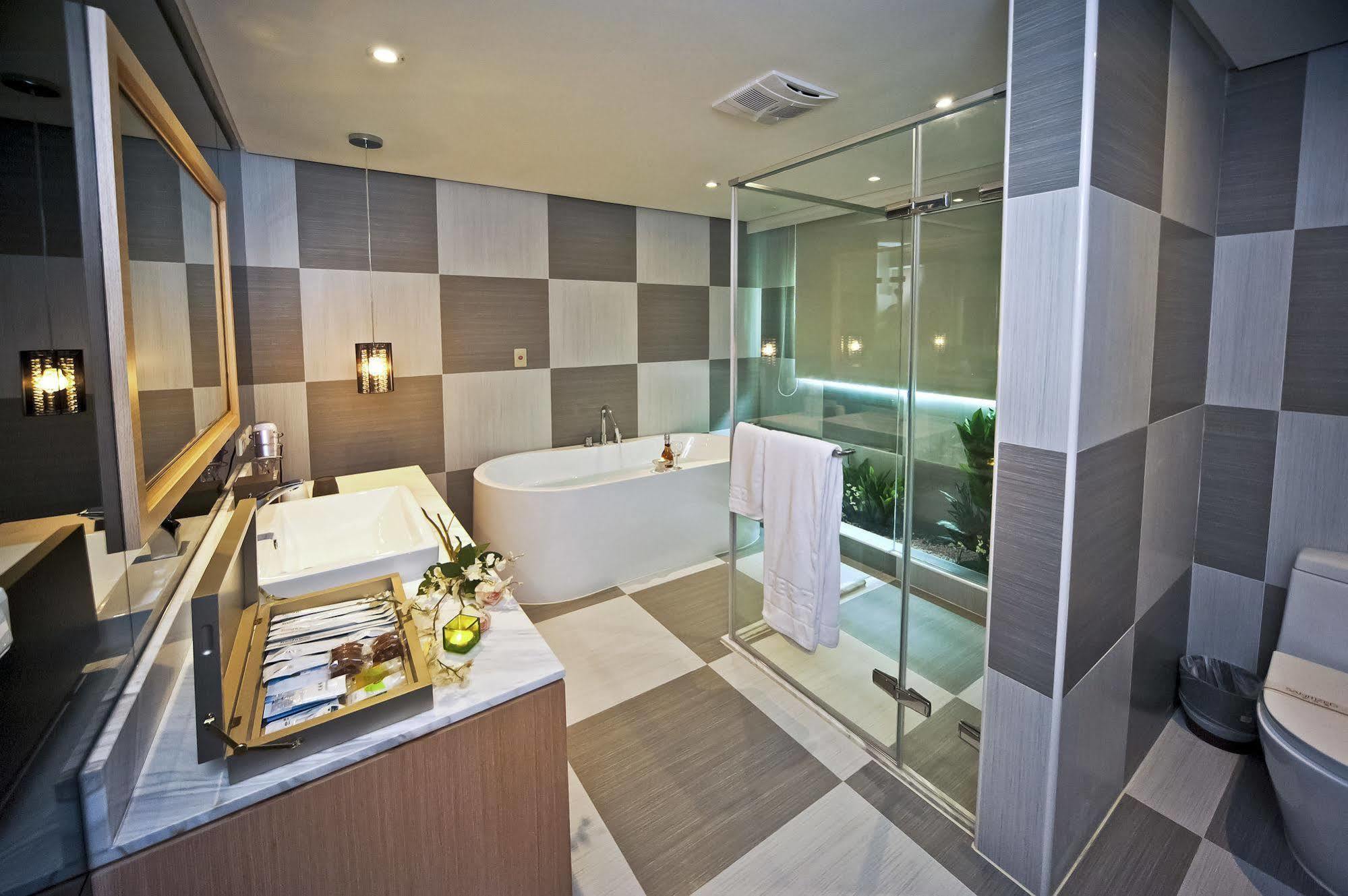 Herz Hotel Taichung Exterior foto