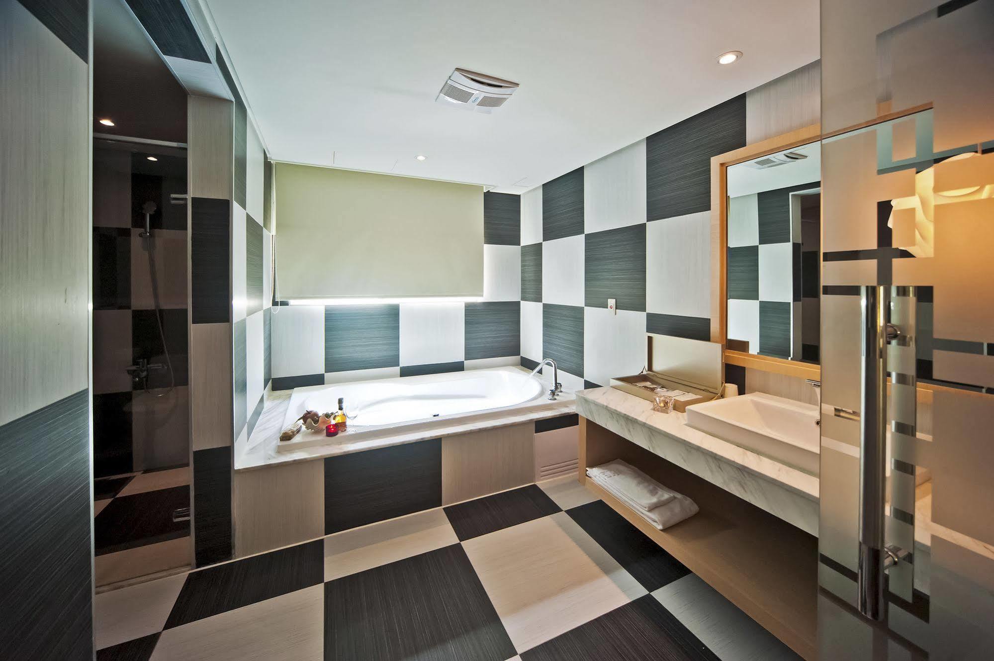 Herz Hotel Taichung Exterior foto