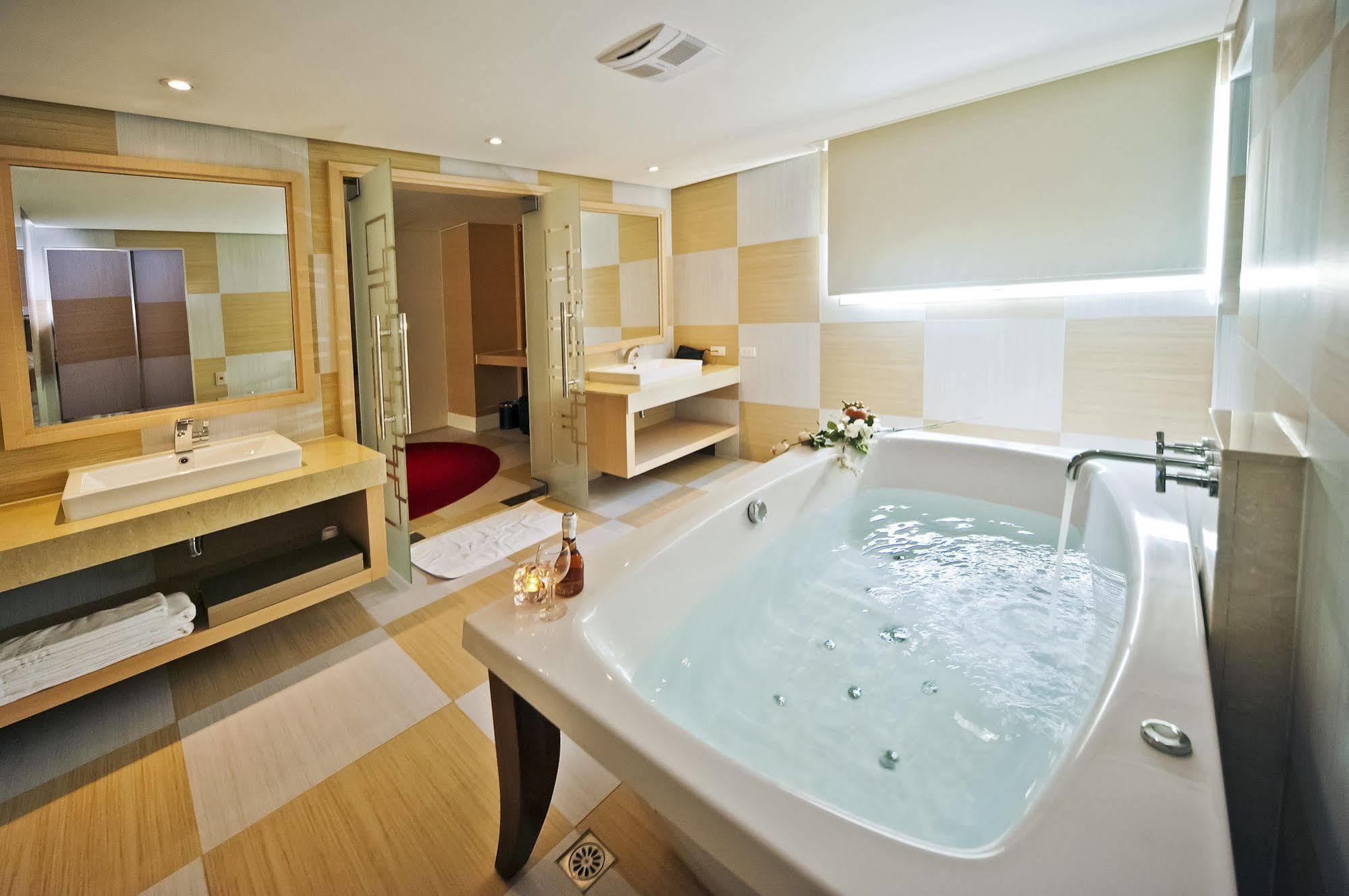 Herz Hotel Taichung Exterior foto