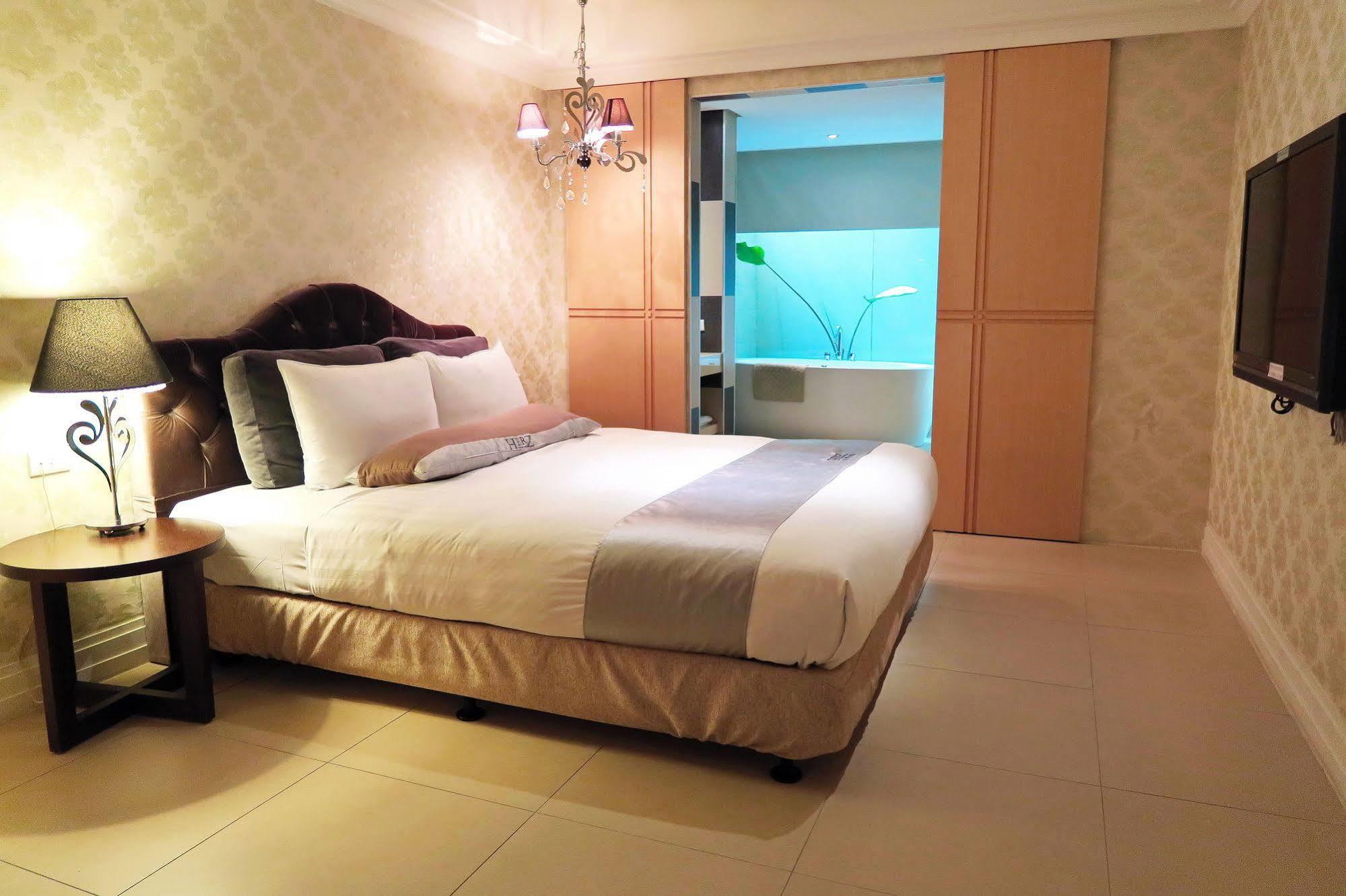Herz Hotel Taichung Exterior foto