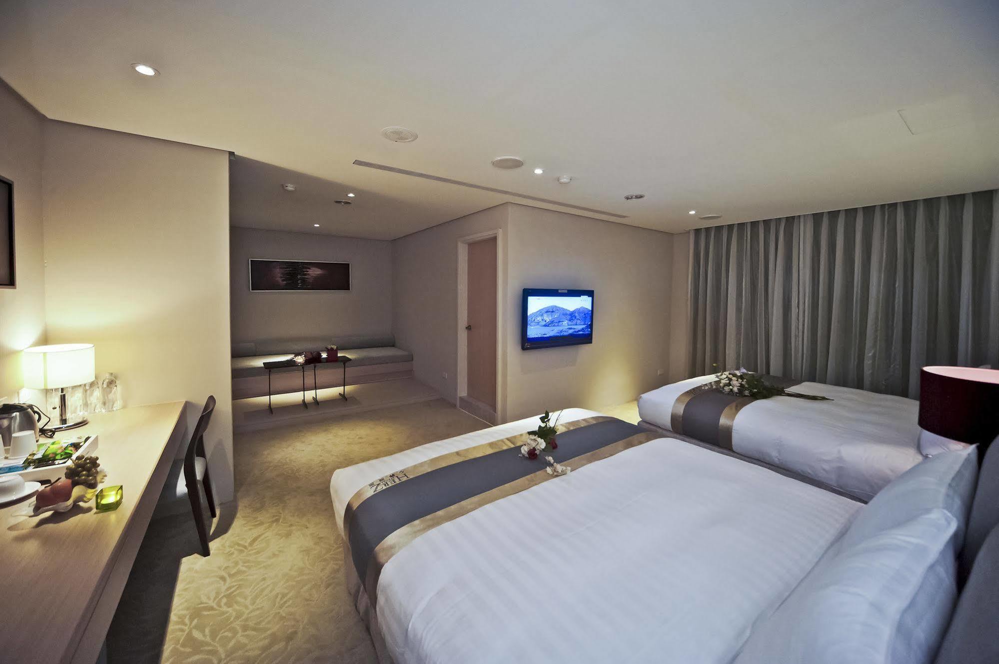 Herz Hotel Taichung Exterior foto